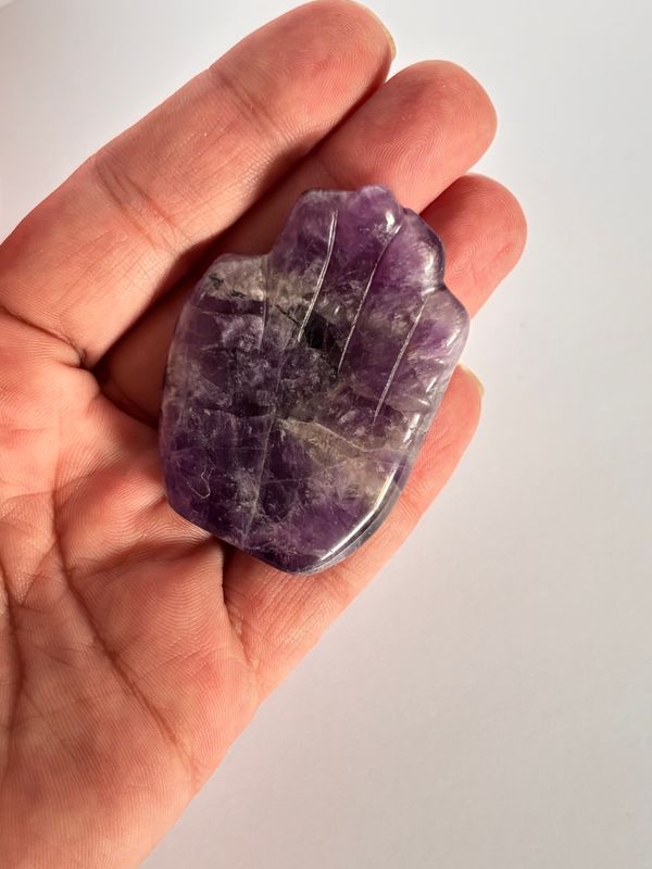 Hamsa Hand i Ametist – För intuition, lugn &amp; inre visdom