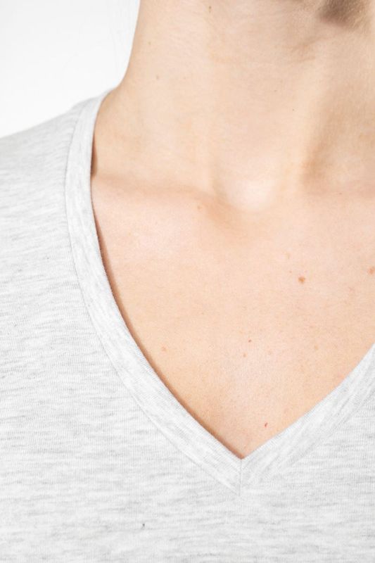 Personalisiertes Damen V-Ausschnitt T-Shirt – Wunschfarbe & 1-farbiger Plott