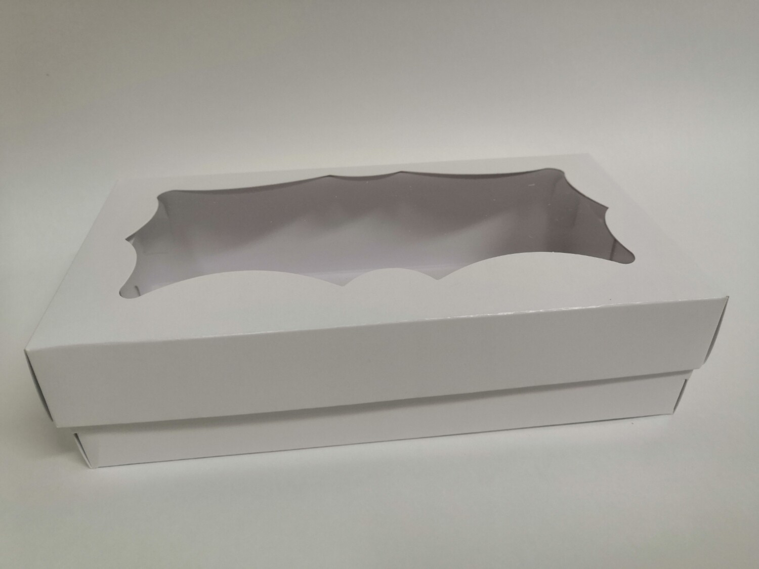 Коробка для кондитерских изделий фигурное окно белая 21*10*5.5 см