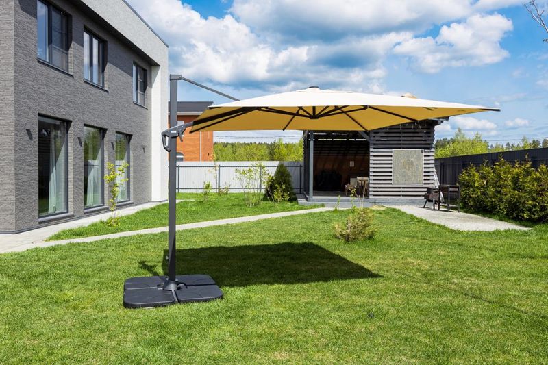 SKY Square Cantilever Parasol with Base - Beige 3x3m