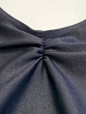 klassisches Glanz-Trikot mit Raffung schwarz