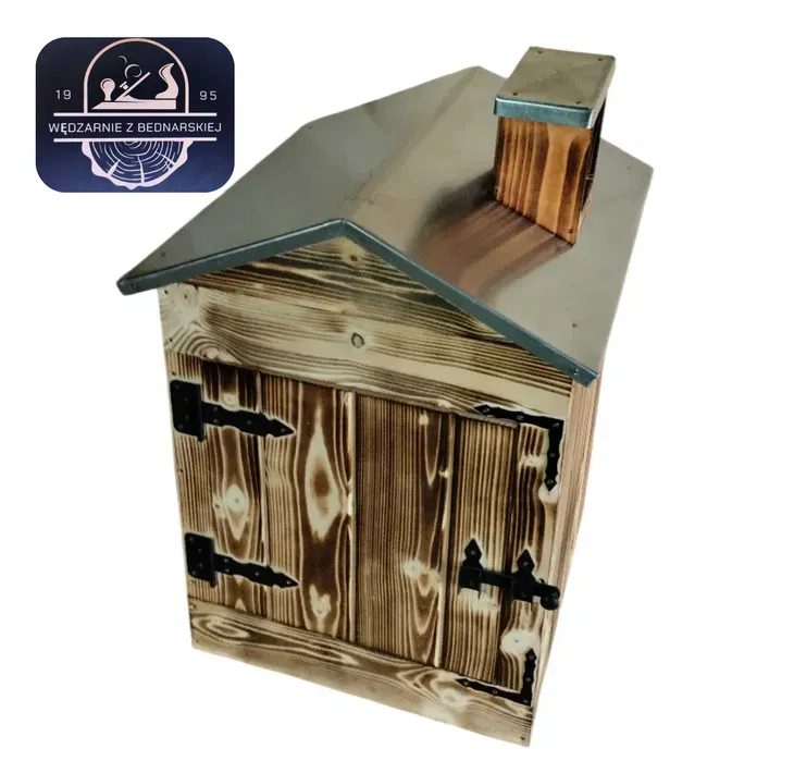 Wędzarnia drewniana ogrodowa z dach i komin OPALANY I OKUWANY 50X50X60
