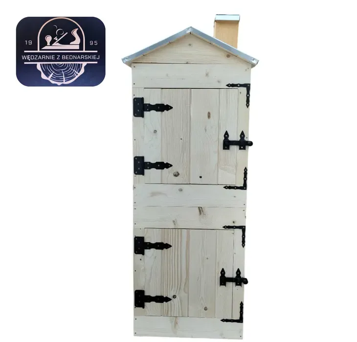 Wędzarnia drewniana ogrodowa z dachem i kominem okuwanym 50x50x120