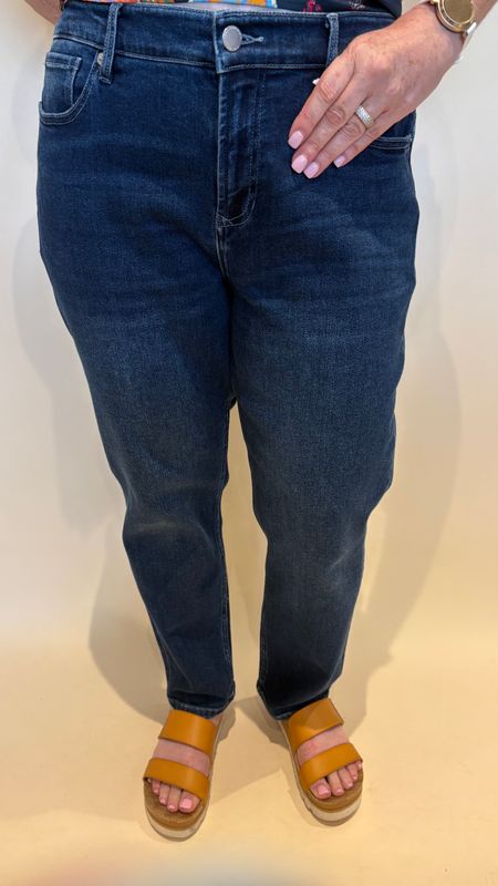 STRAIGHT LEG DARK WASH