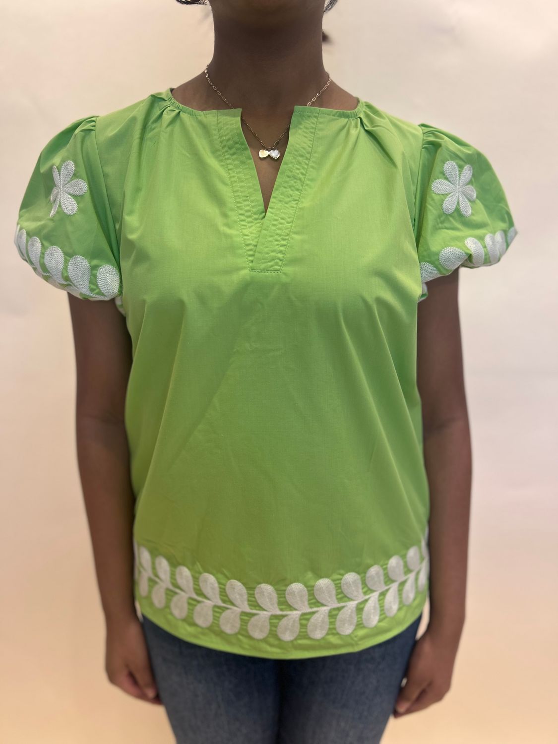 SHORT PUFF SLV V NECK