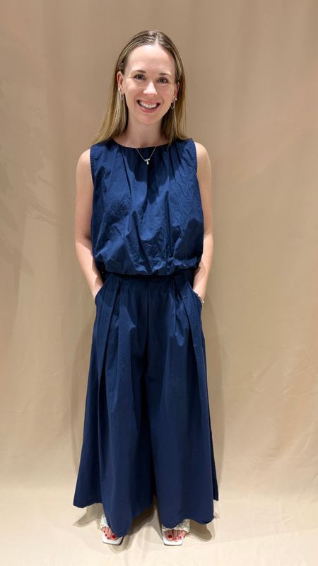 SLEEVELESS BUBBLE TOP