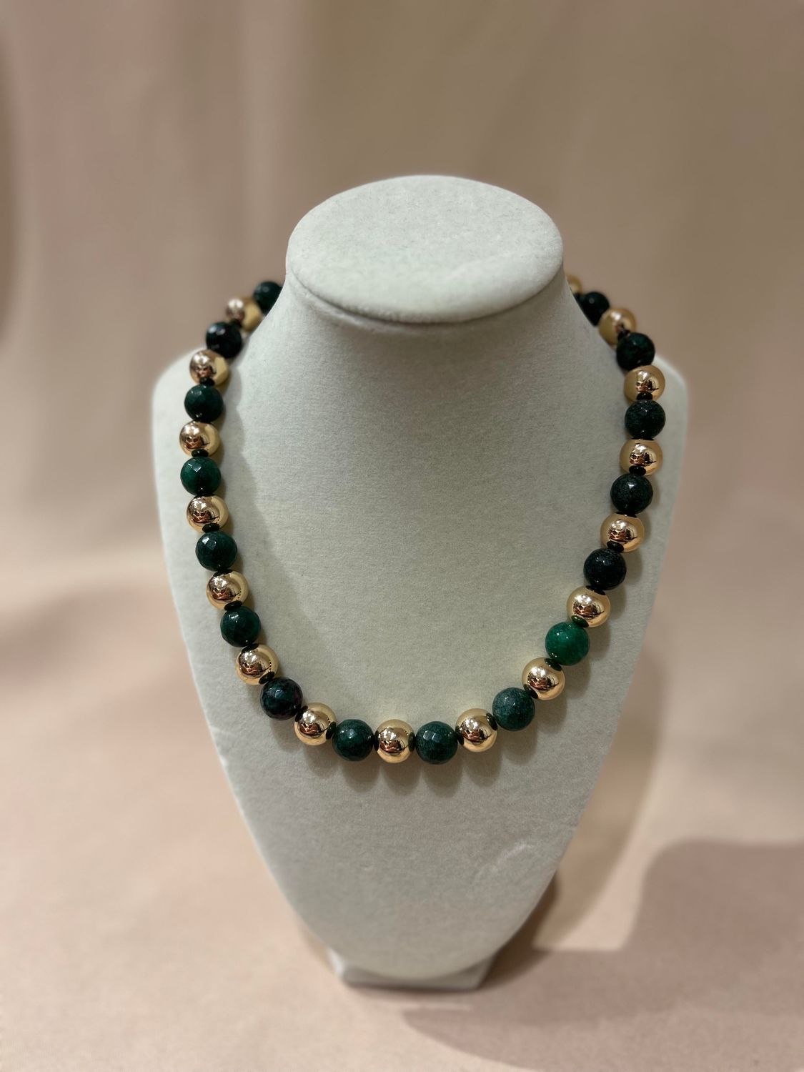 GREEN/GOLD BEADED NECKLACE