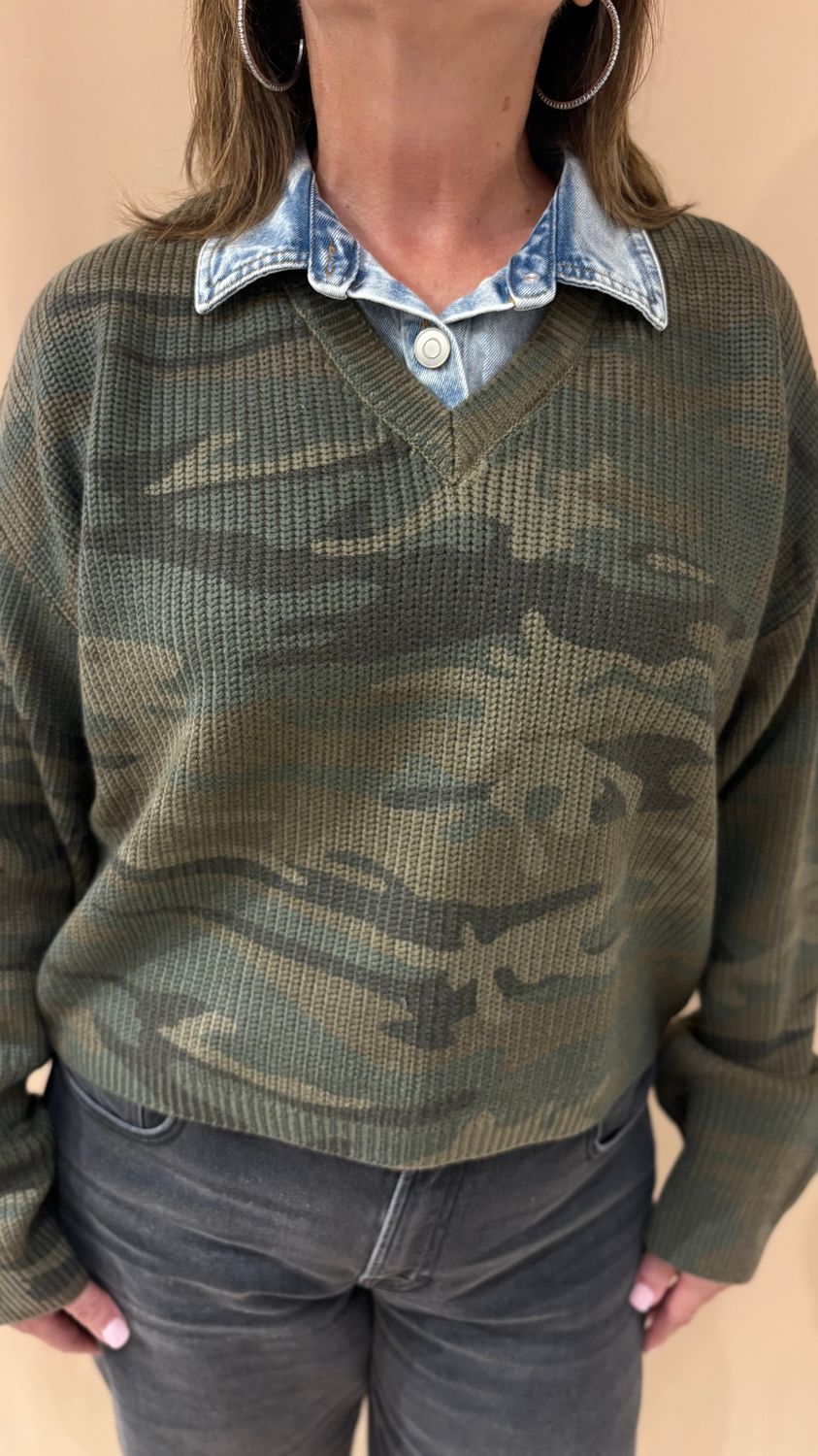 CAMO PRINTED V NECK