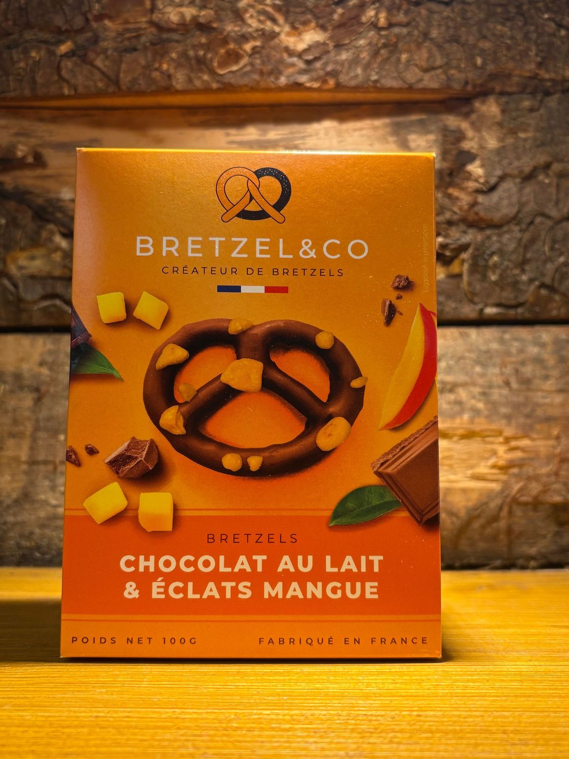 Bretzel chocolat au lait & éclats de mangue 100g