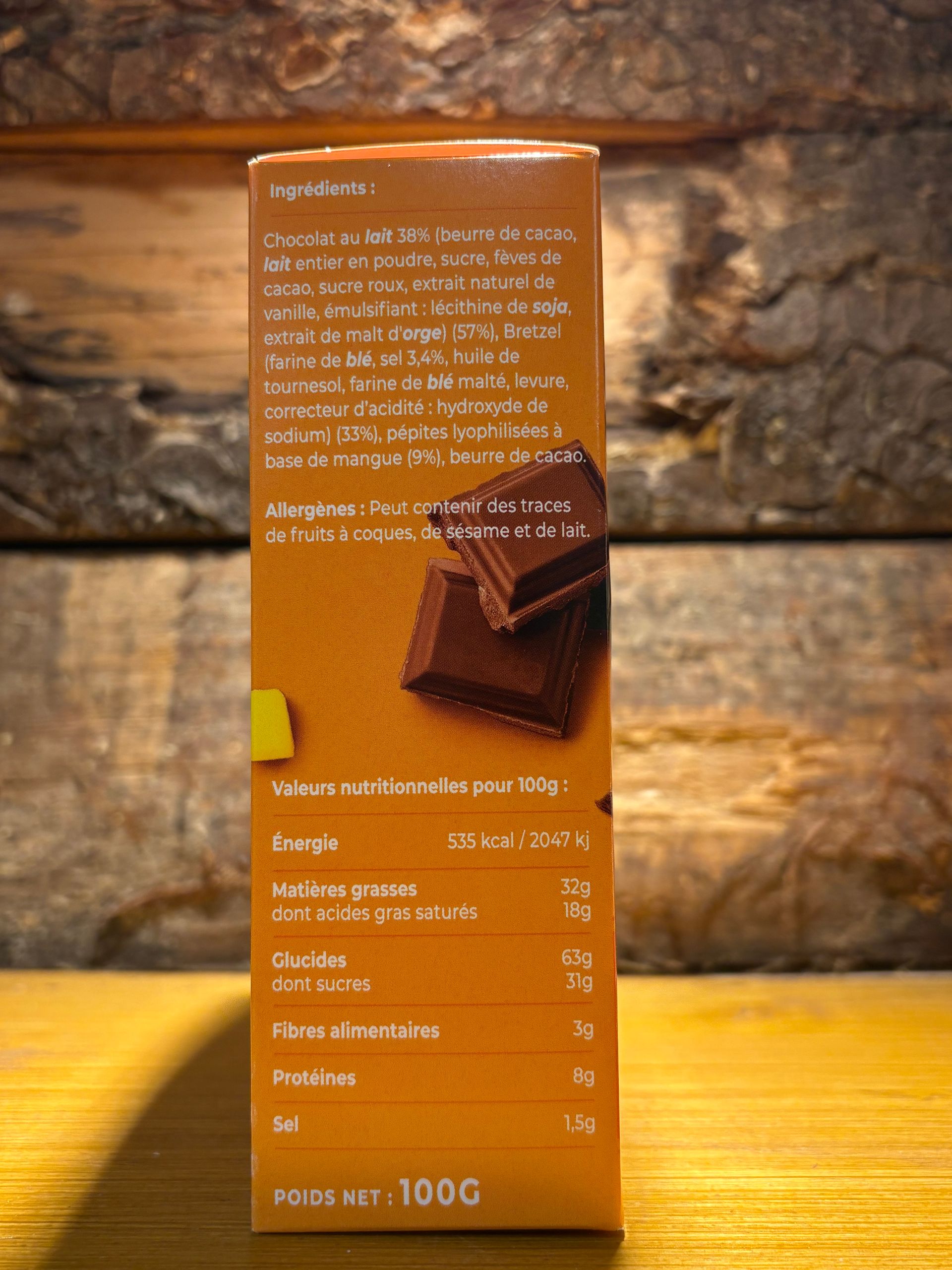Bretzel chocolat au lait & éclats de mangue 100g