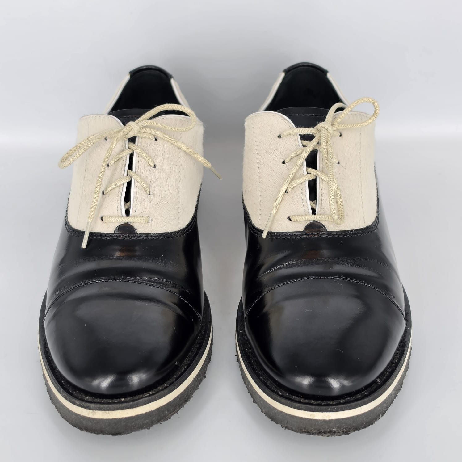 Tod's Halbschuhe mit Echtemfell aus Leder in weiß & schwarz Größe 39 Tod's Halbschuhe mit Echtemfell aus Leder in weiß & schwarz Größe 39