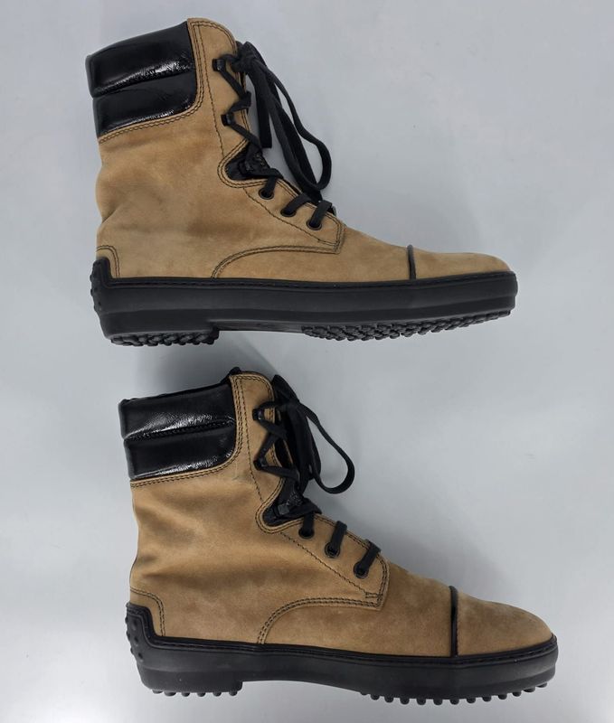 Tod's Boots aus Nubukleder mit Lackdetails in braun & schwarz Größe 38