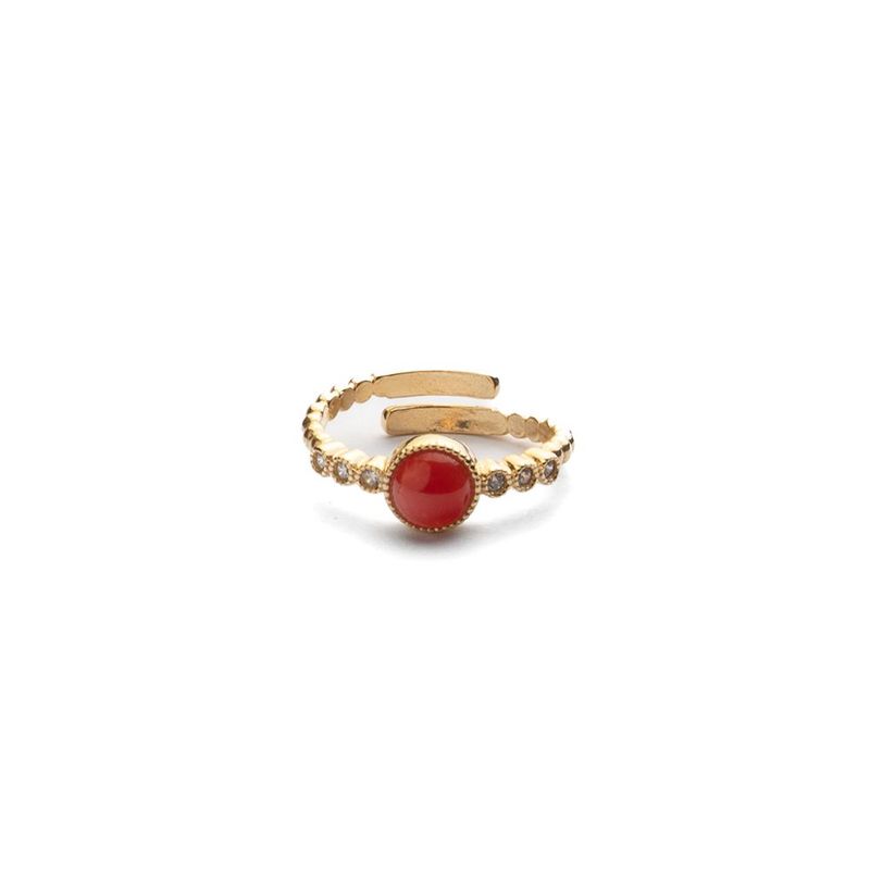 Anello regolabile dorato con corallo rosso e punti luce – Eleganza minimal con carattere
