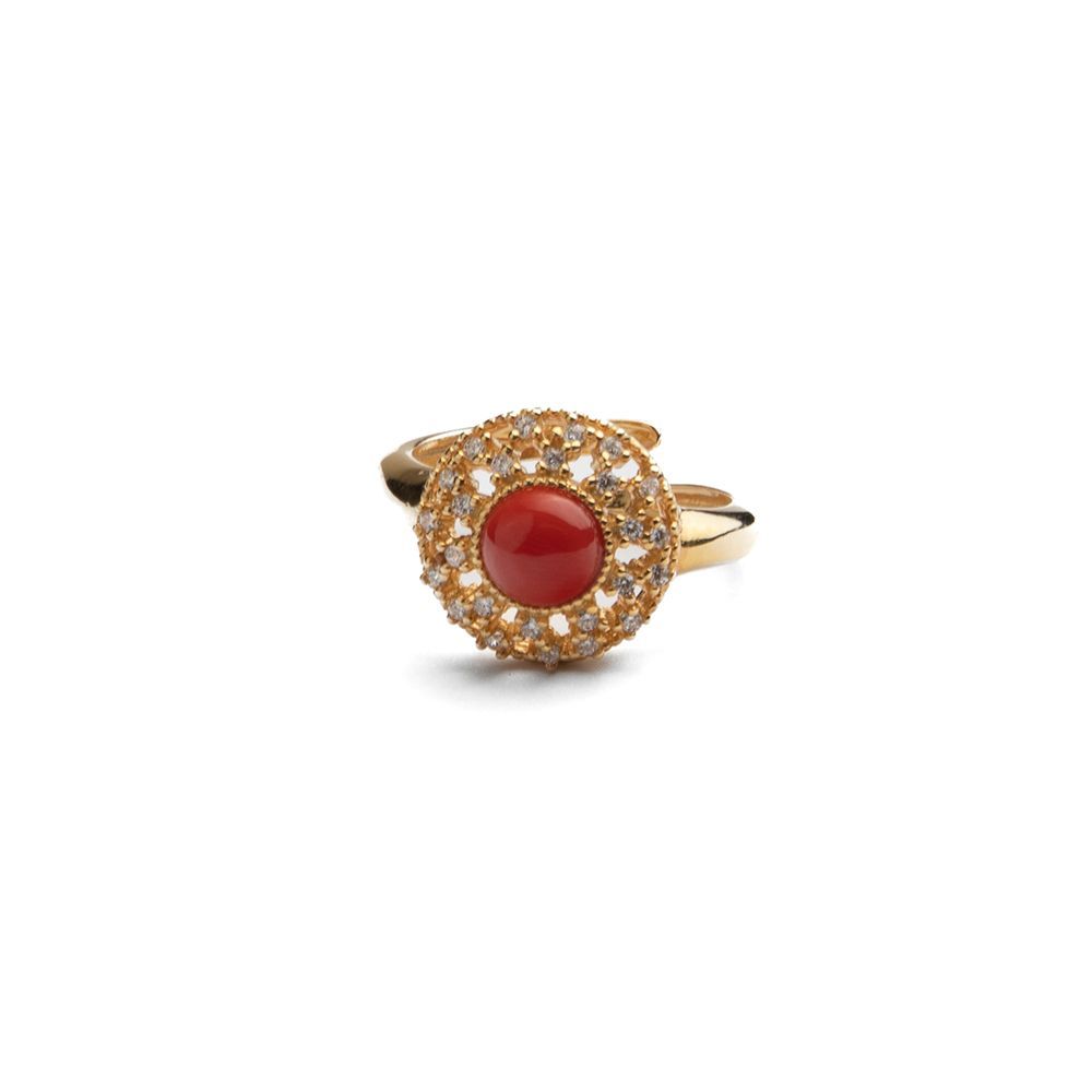 Anello regolabile con corallo rosso centrale e pavé di zirconi – finitura placcata oro