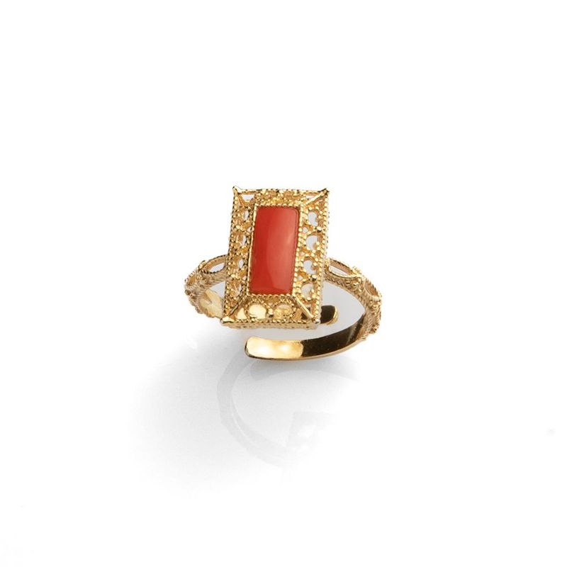 Anello regolabile con corallo rosso e filigrana – finitura placcata oro