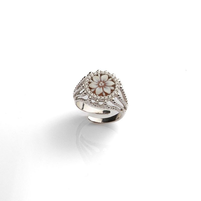 Anello regolabile con cammeo floreale e cristalli – finitura argento