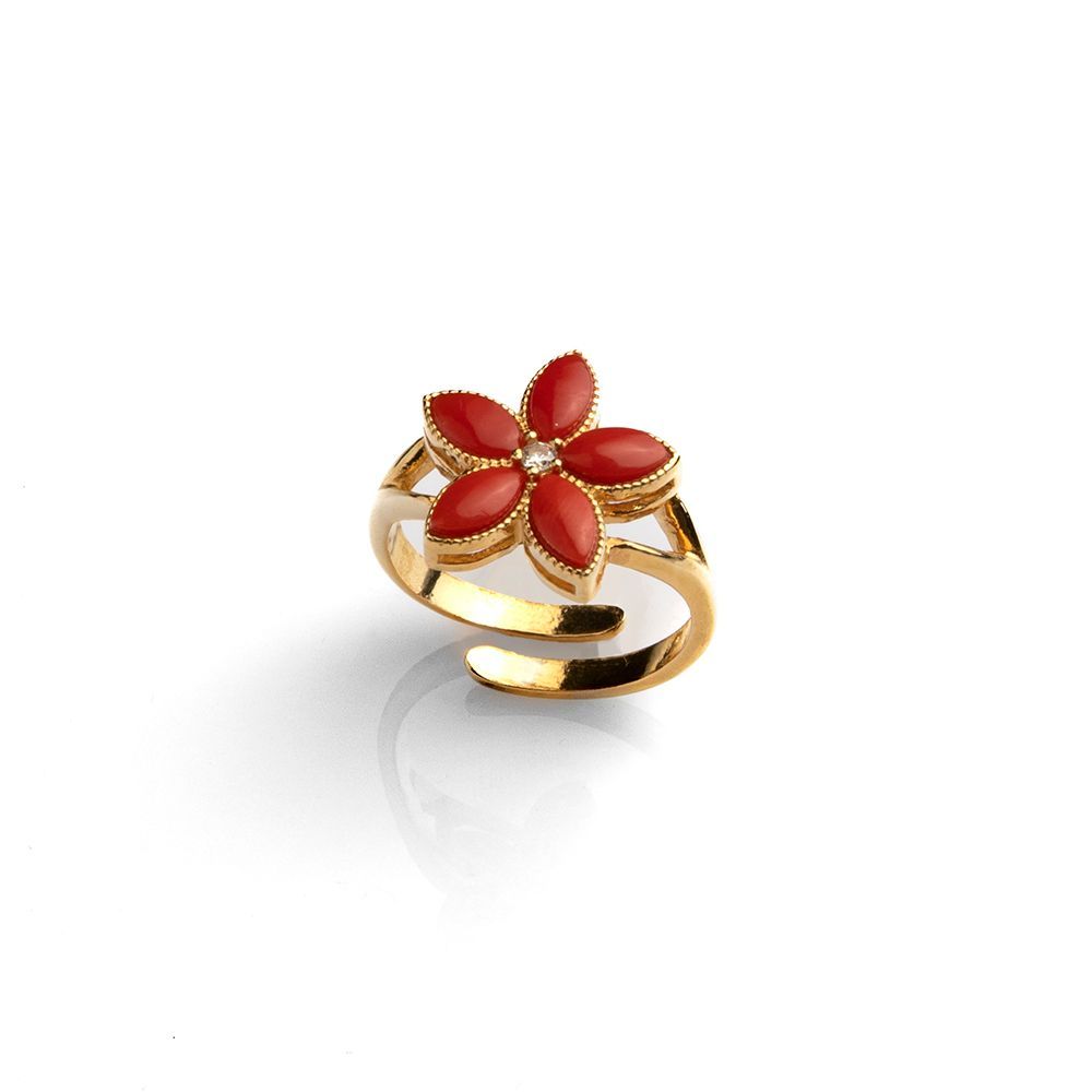 Anello regolabile dorato con fiore in corallo rosso – Eleganza floreale e femminilità senza tempo