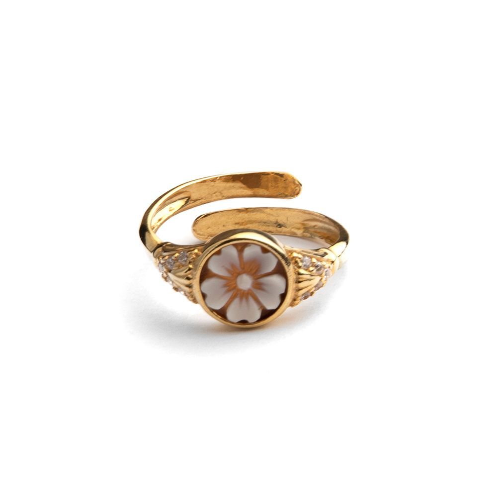 Anello regolabile dorato con cammeo floreale e zirconi – Eleganza classica rivisitata