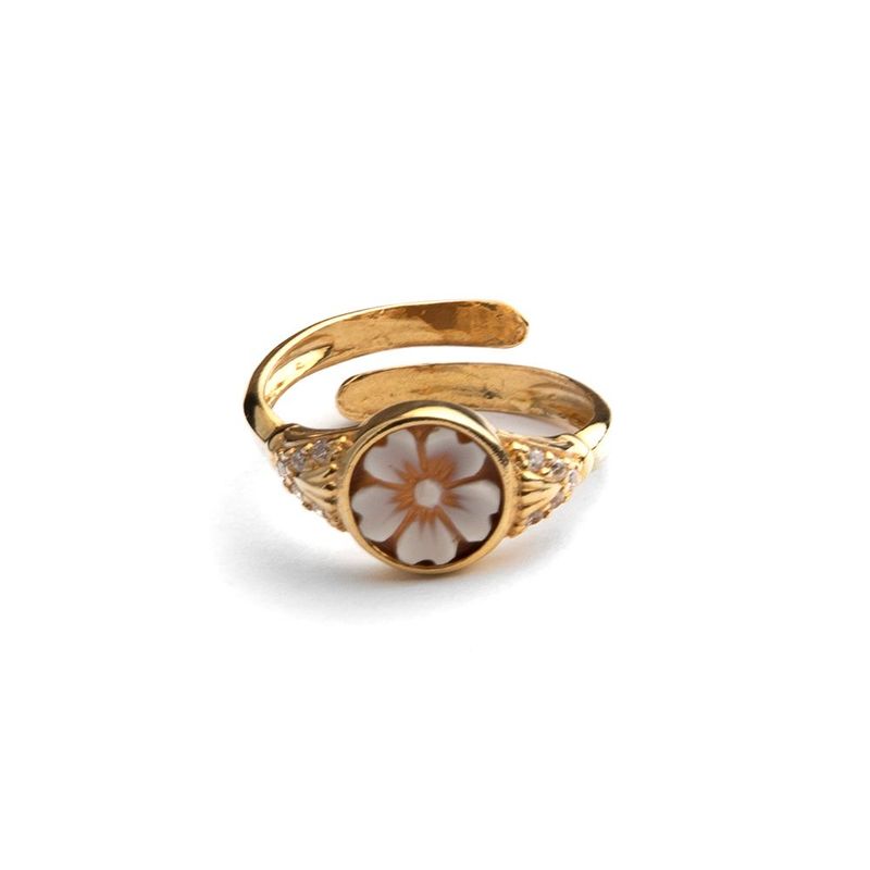 Anello regolabile dorato con cammeo floreale e zirconi – Eleganza classica rivisitata