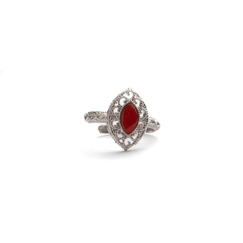 Anello regolabile con corallo rosso e filigrana traforata – finitura argento