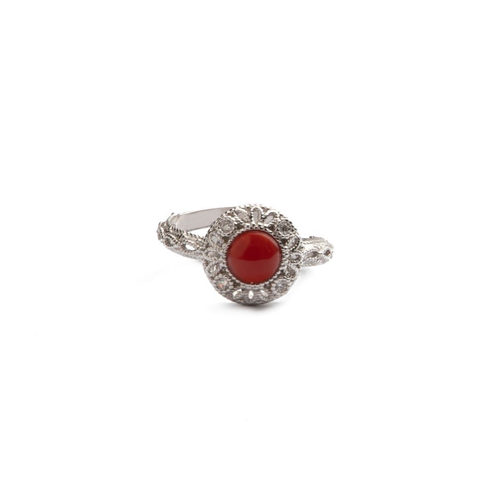 Anello regolabile con corallo rosso e decoro traforato – finitura argento