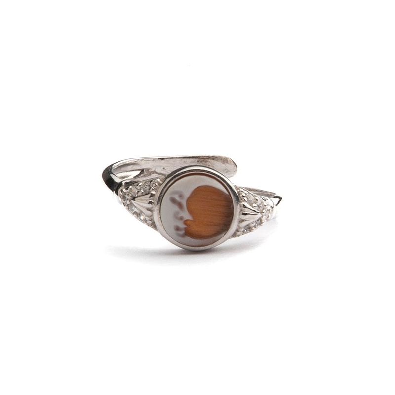 Anello regolabile in finitura argento con cammeo bicolore e zirconi