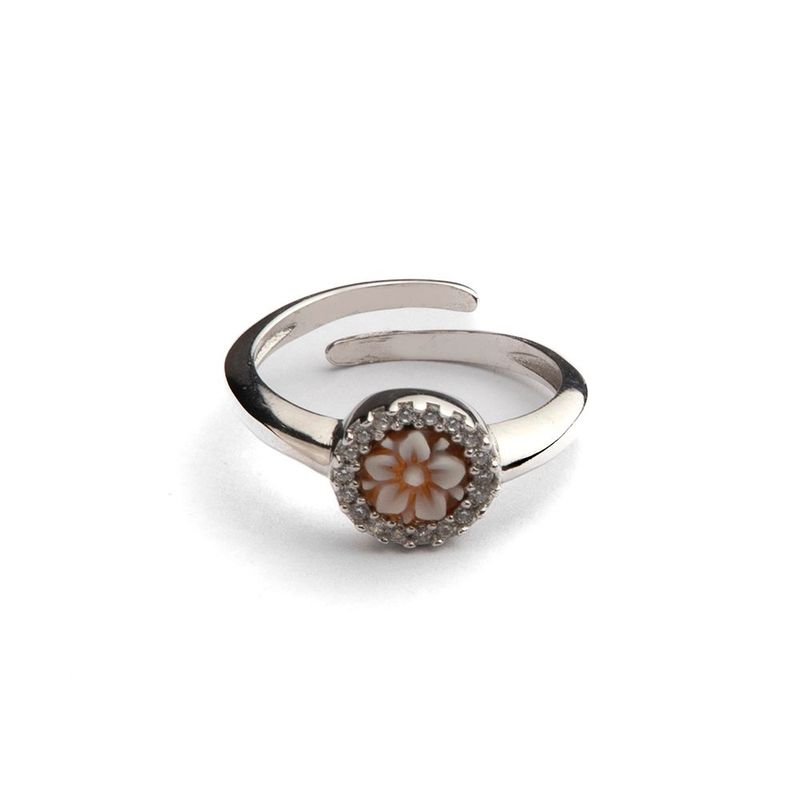 Anello regolabile in finitura argento con cammeo floreale e zirconi