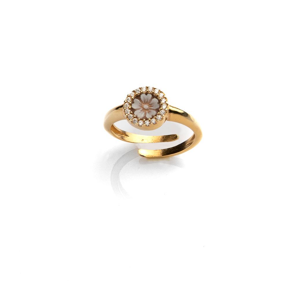 Anello regolabile con fiore inciso e zirconi – finitura placcata oro Anello regolabile con fiore inciso e zirconi – finitura placcata oro