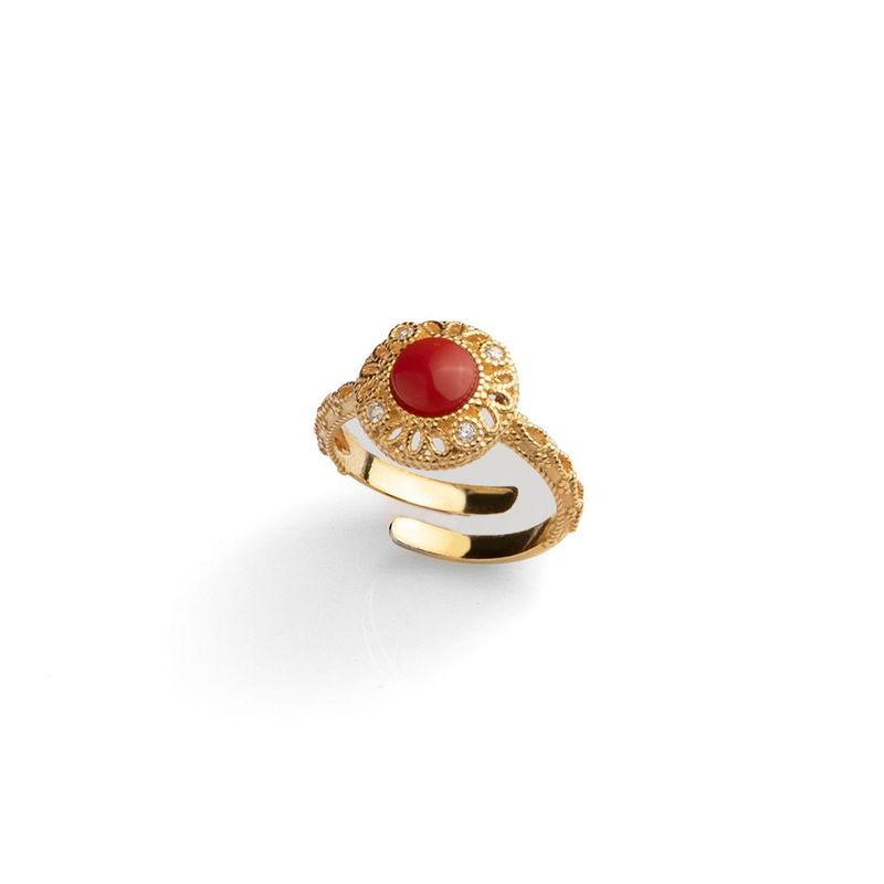 Anello regolabile con corallo rosso e dettagli luminosi – finitura placcata oro