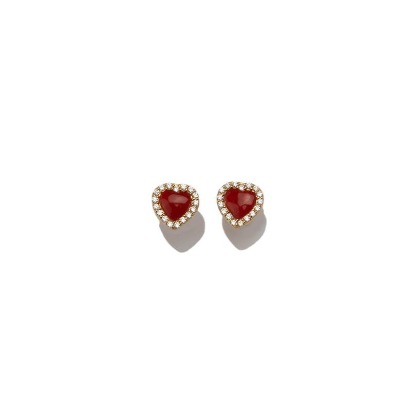 Orecchini a cuore con corallo rosso e pavé luminoso – finitura placcata oro