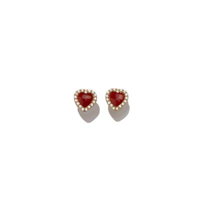 Orecchini a cuore con corallo rosso e pavé luminoso – finitura placcata oro