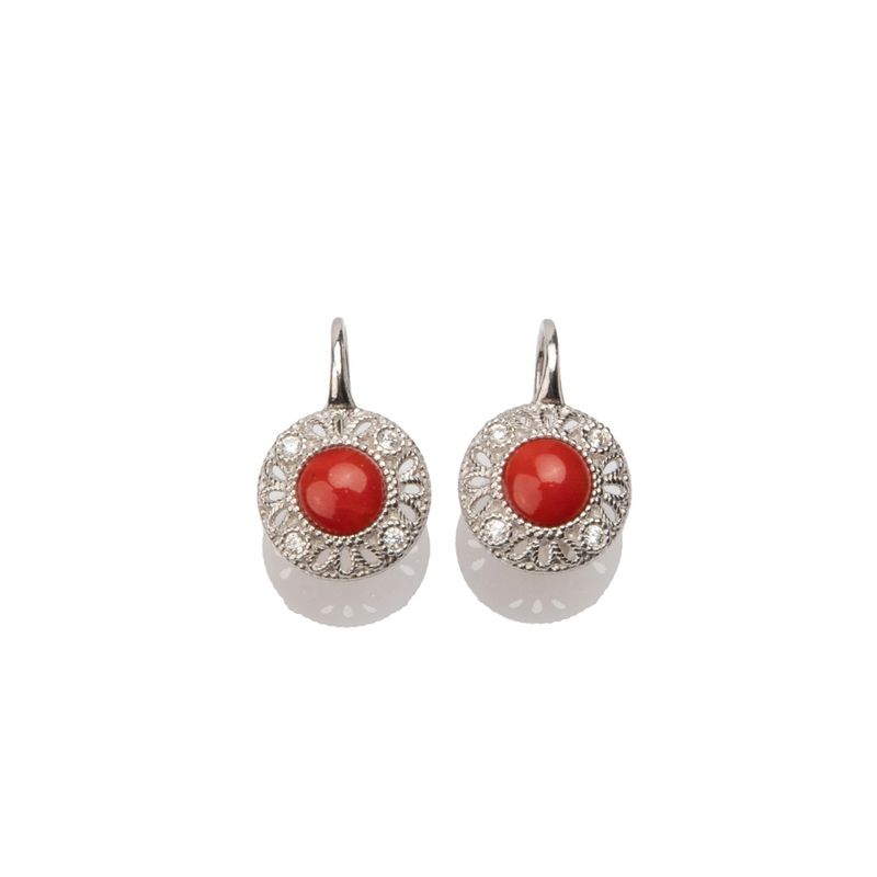 Orecchini pendenti con corallo rosso e cornice decorata – finitura argento