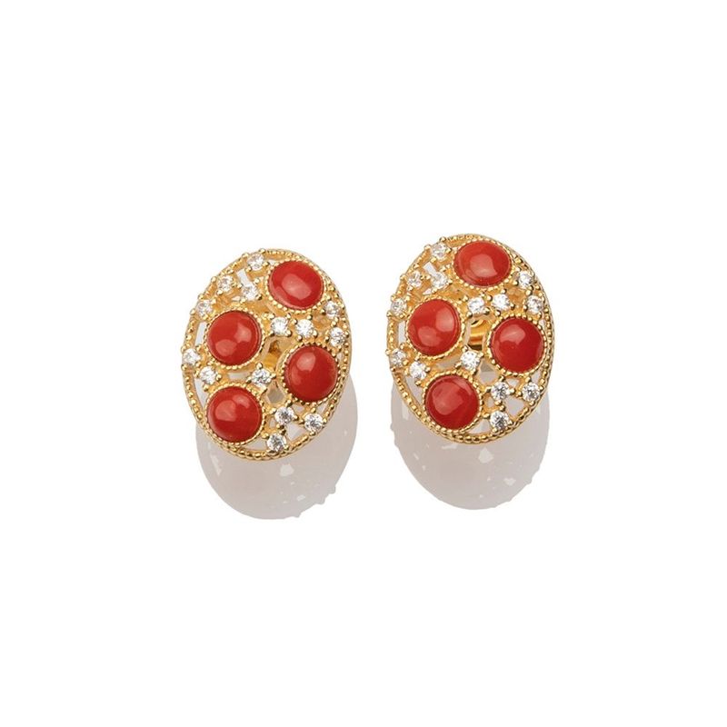 Orecchini ovali in argento dorato con corallo rosso e cristalli