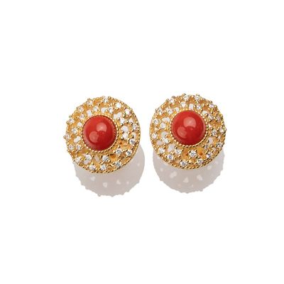 Orecchini rotondi in argento dorato con corallo rosso e cristalli