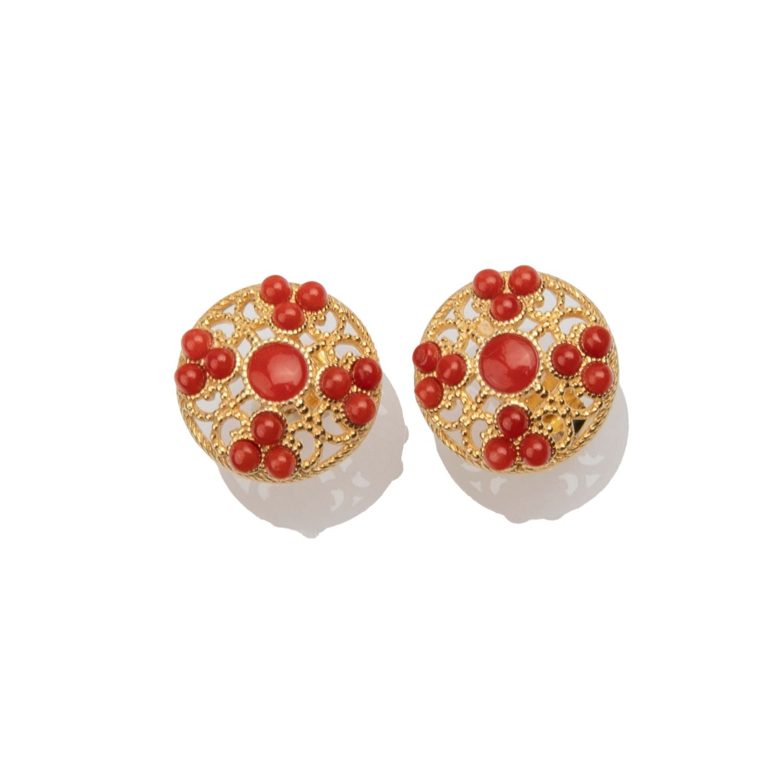 Orecchini rotondi in argento dorato con corallo rosso