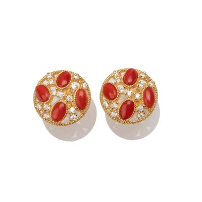 Orecchini rotondi in argento dorato con corallo rosso e zirconi
