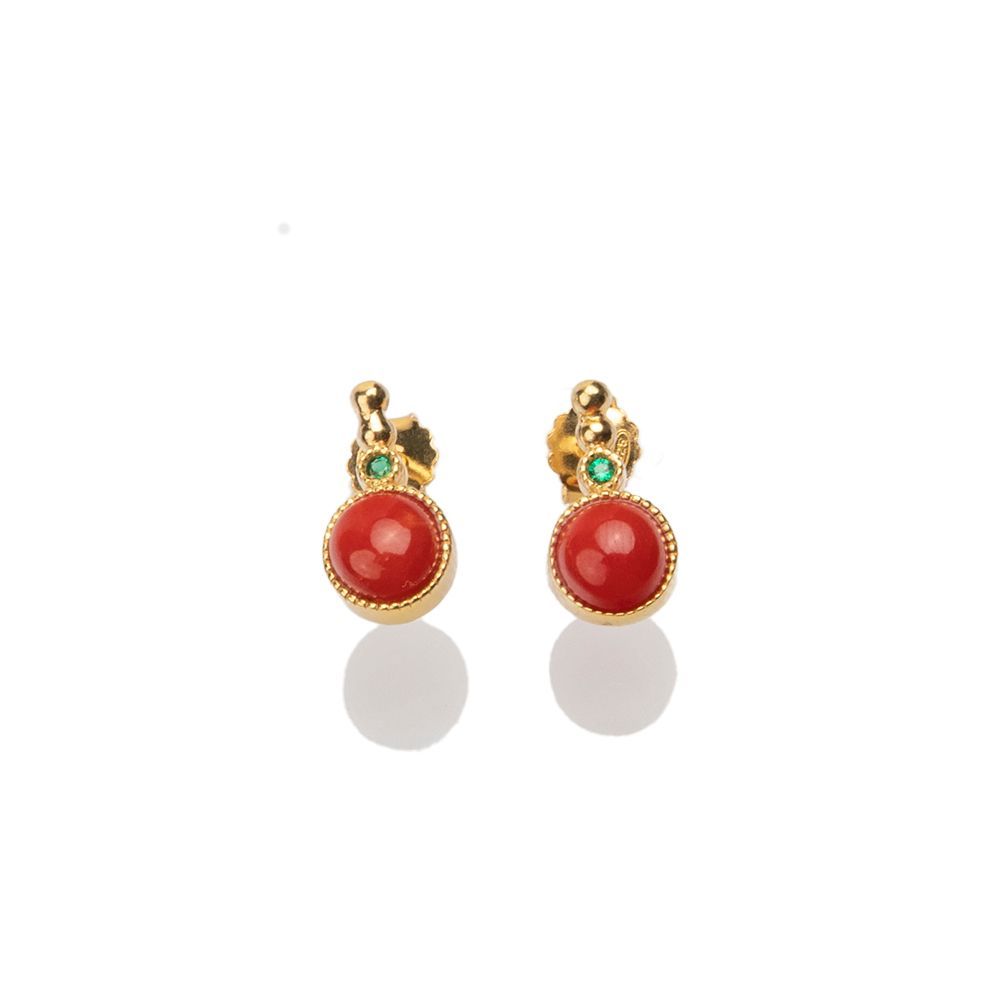 Orecchini pendenti in argento dorato con corallo rosso e dettaglio verde