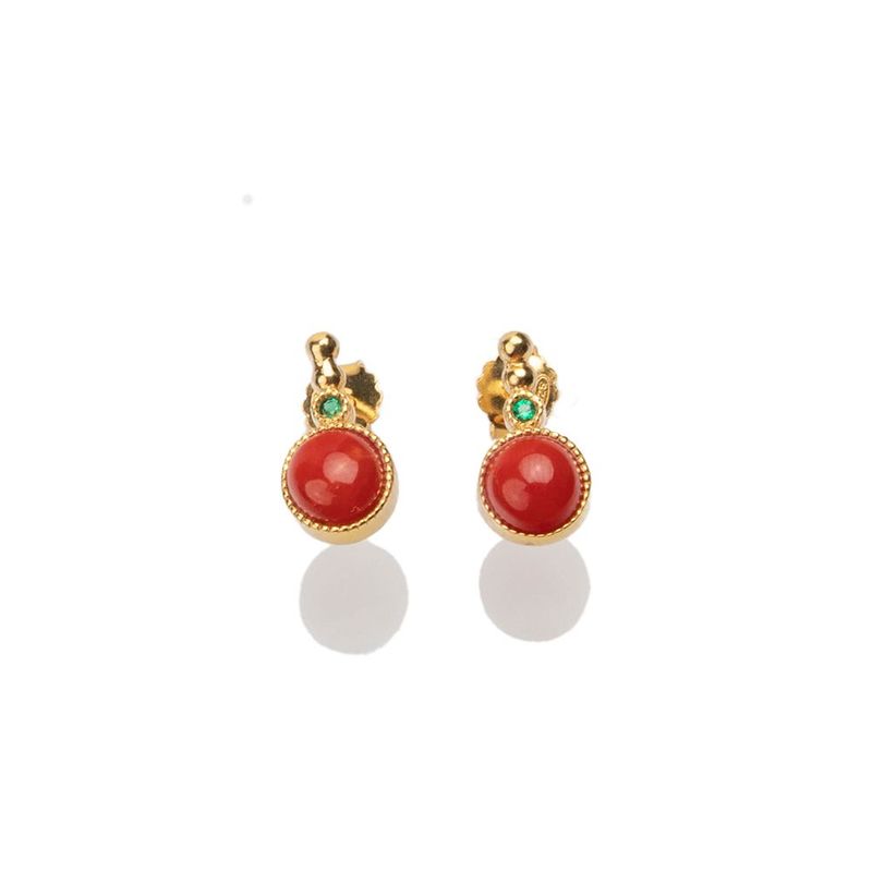 Orecchini pendenti in argento dorato con corallo rosso e dettaglio verde