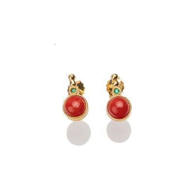 Orecchini pendenti in argento dorato con corallo rosso e dettaglio verde