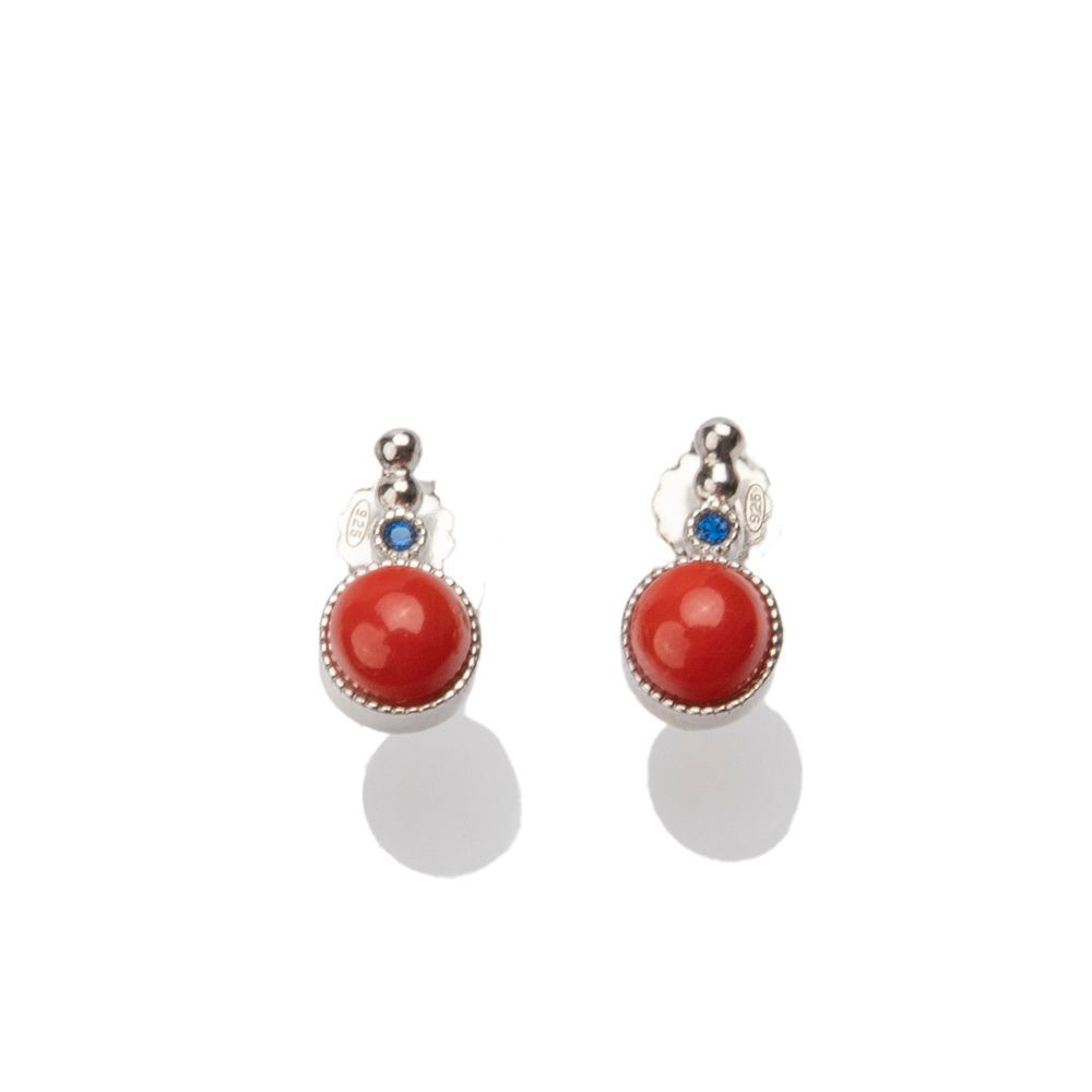 Orecchini pendenti in argento con corallo rosso e punto luce blu