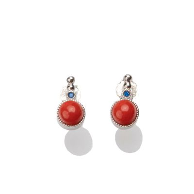 Orecchini pendenti in argento con corallo rosso e punto luce blu