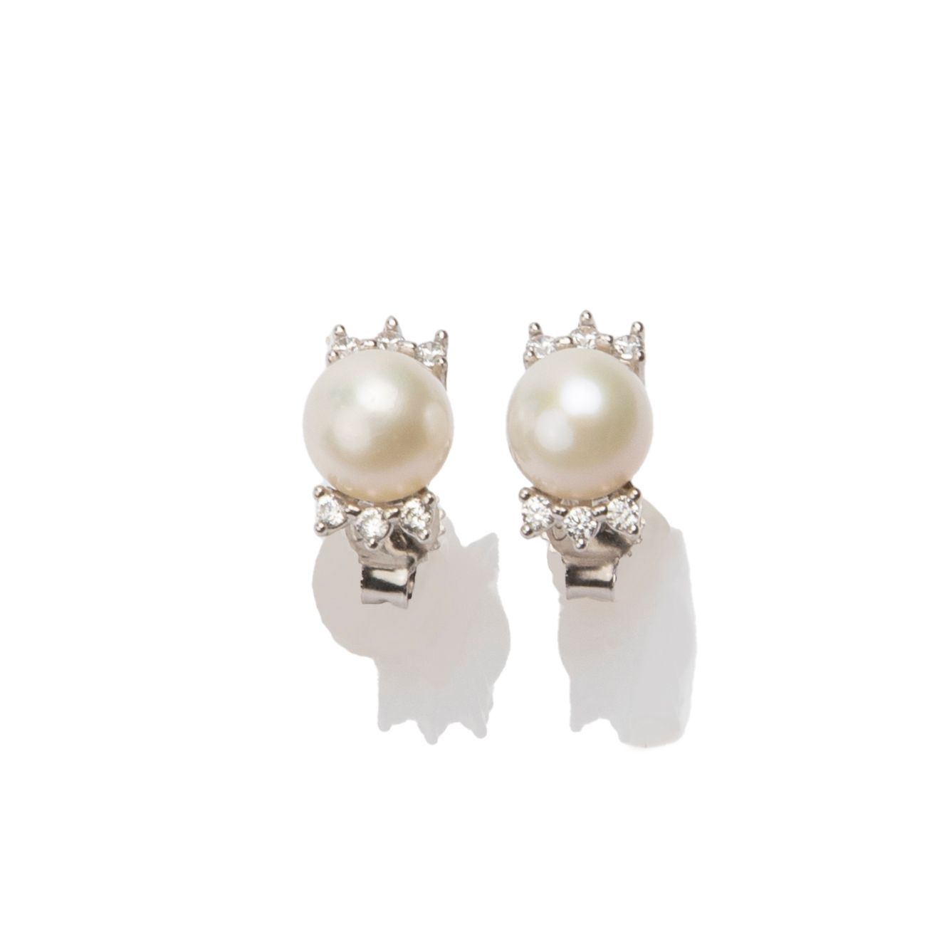 Orecchini con perla e cristalli – eleganza senza tempo