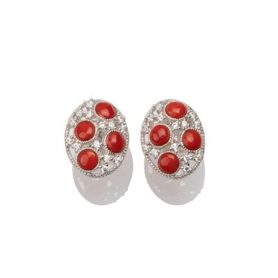 Orecchini a bottone in argento con corallo rosso e dettagli luminosi