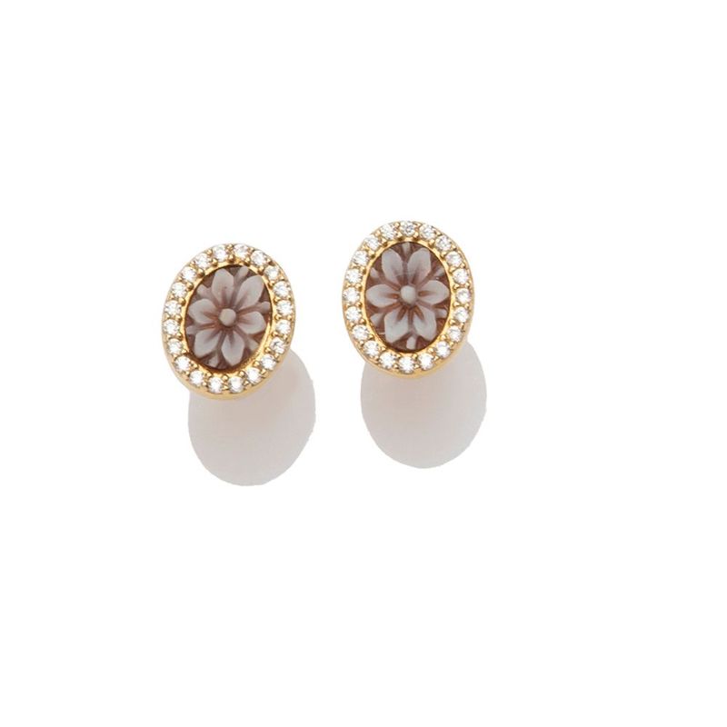 Orecchini ovali in argento dorato con cammeo floreale e zirconi