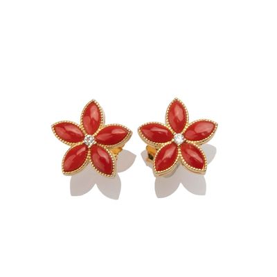 Orecchini a fiore in argento dorato con corallo rosso e zircone centrale Orecchini a fiore in argento dorato con corallo rosso e zircone centrale