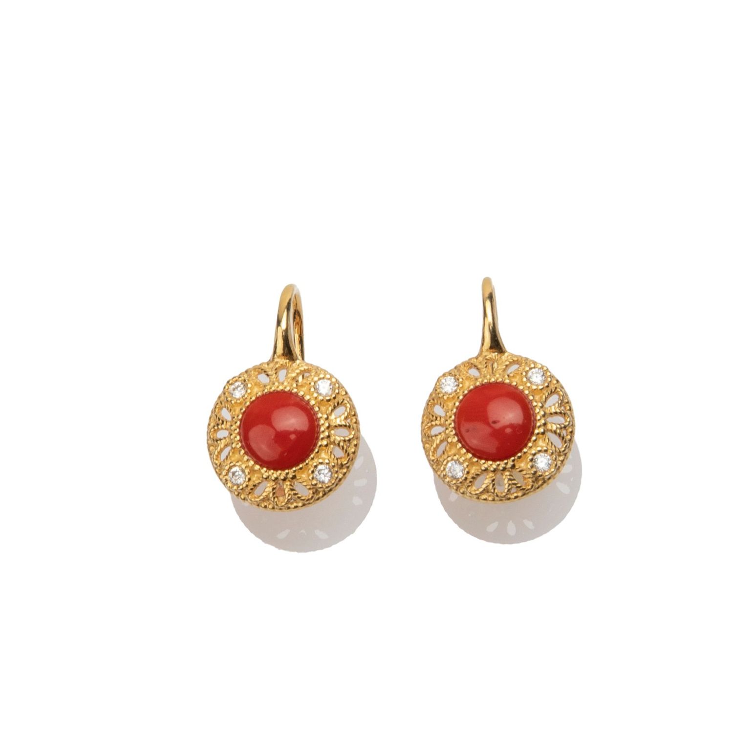 Orecchini pendenti con corallo rosso e lavorazione filigranata Orecchini pendenti con corallo rosso e lavorazione filigranata