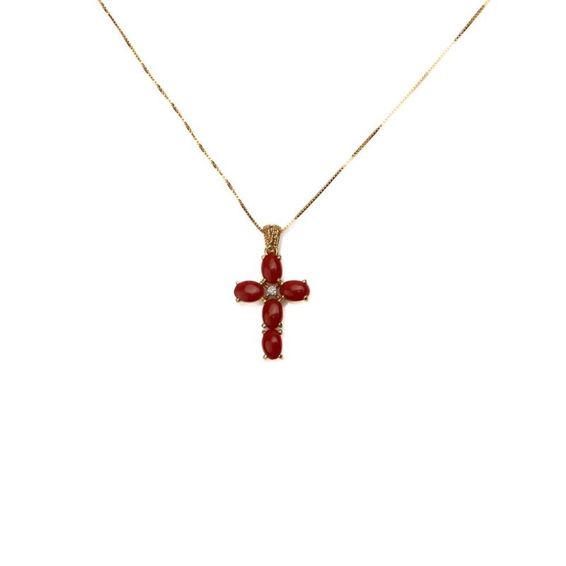 Collana con pendente a croce in corallo rosso