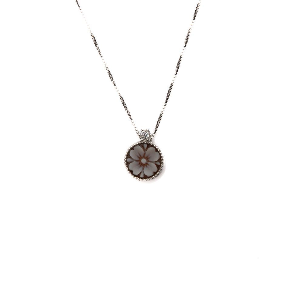 Collana con pendente cammeo floreale e dettagli luminosi