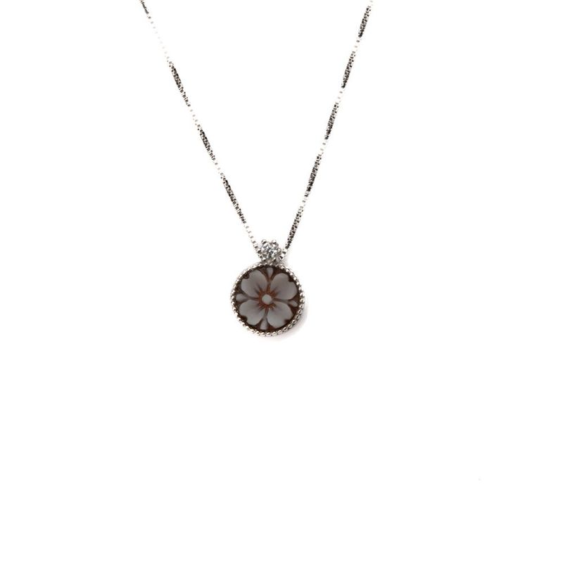 Collana con pendente cammeo floreale e dettagli luminosi