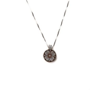 Collana con pendente cammeo floreale e dettagli luminosi